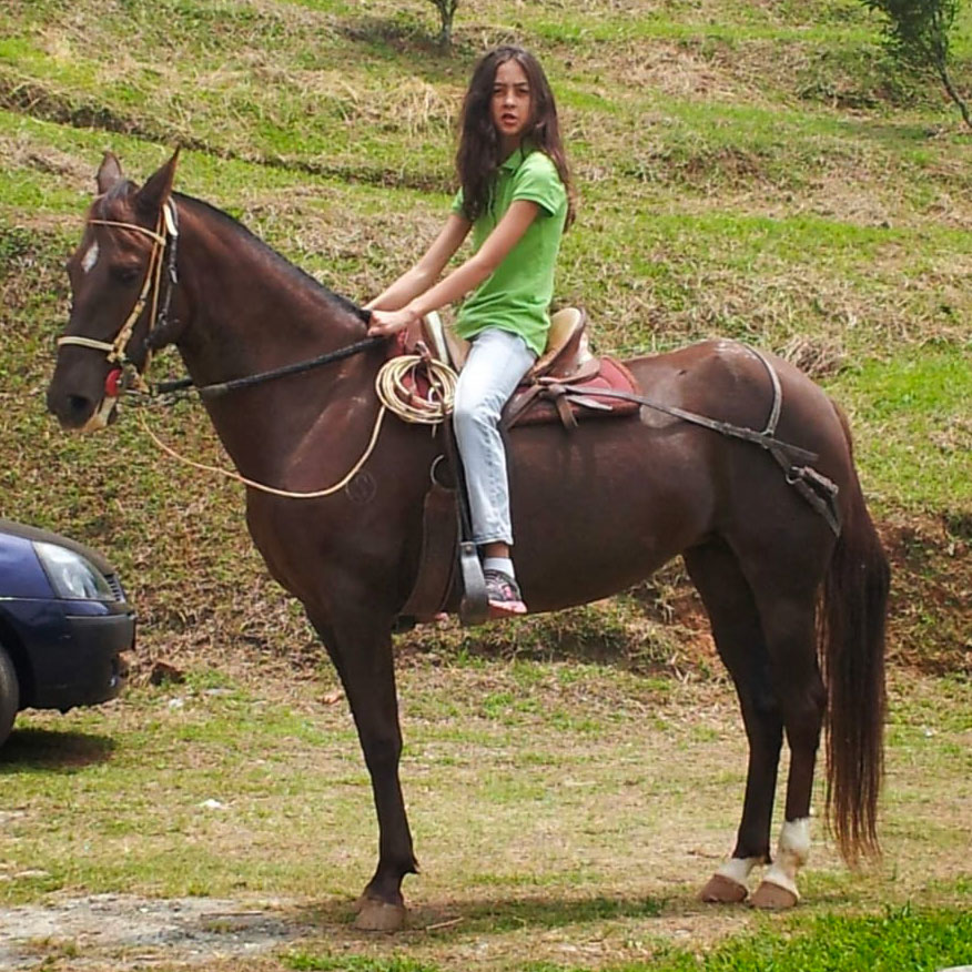 laura roldan montado a caballo