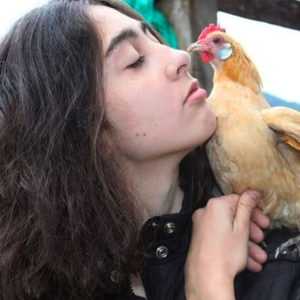 laura roldan con una gallina