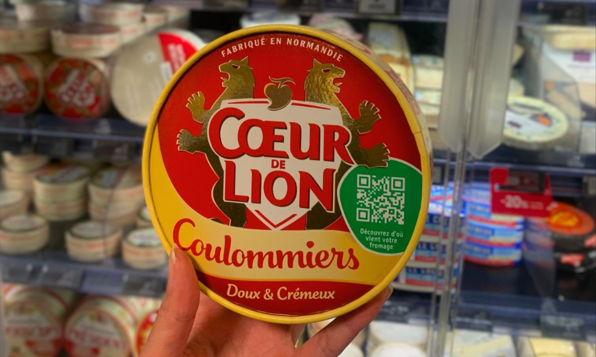 An image of a Coulommiers cheese from Coeur de Lion with a green qr code on the packaging