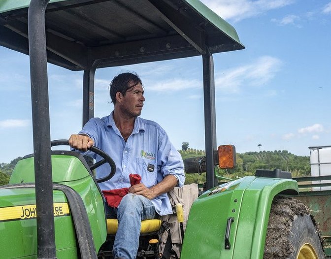 Photo: Federico Merida, principal assistant to the Superintendent of Agua Fria (Mexico), supervises and supports field workers. Photo from the International Maize and Wheat Improvement Center. Photo credit: CIMMYT/Alfonso Cortés, taken August 2018.