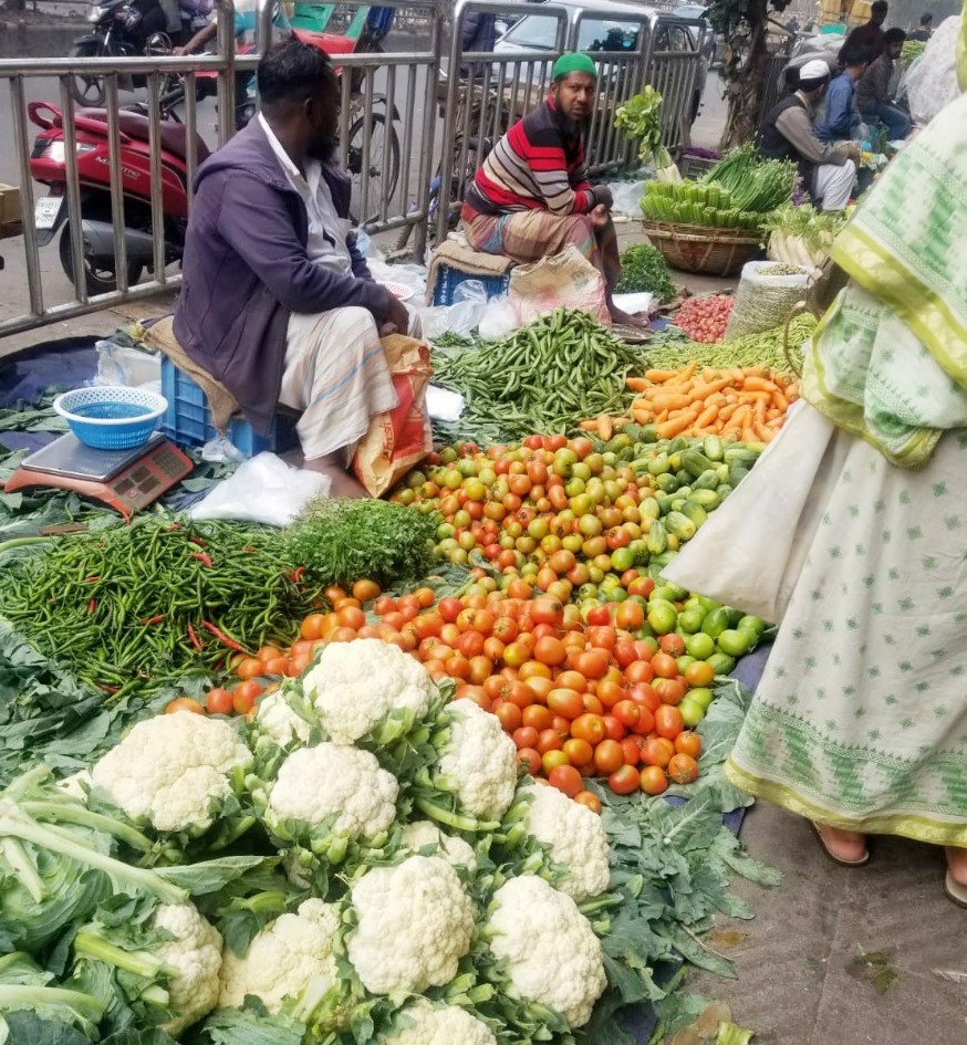 Photo: In Bangladesh, a vibrant farmers market, also called a morning market, where local producers sell their fresh products directly to customers.