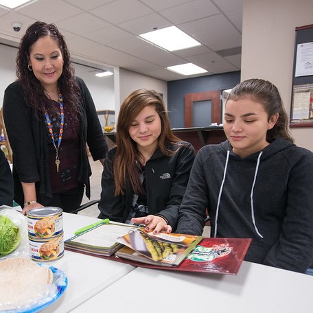 Elisha Poulsen, Nutrition Educator for the Spirit Lake Food Distribution Program and nutrition students. Photo by Don Hamilton for USDA.