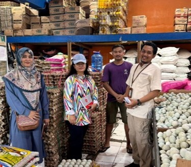 Study team members interviewed layer egg traders in East Kalimantan Province, 2024; photo provided by the authors.