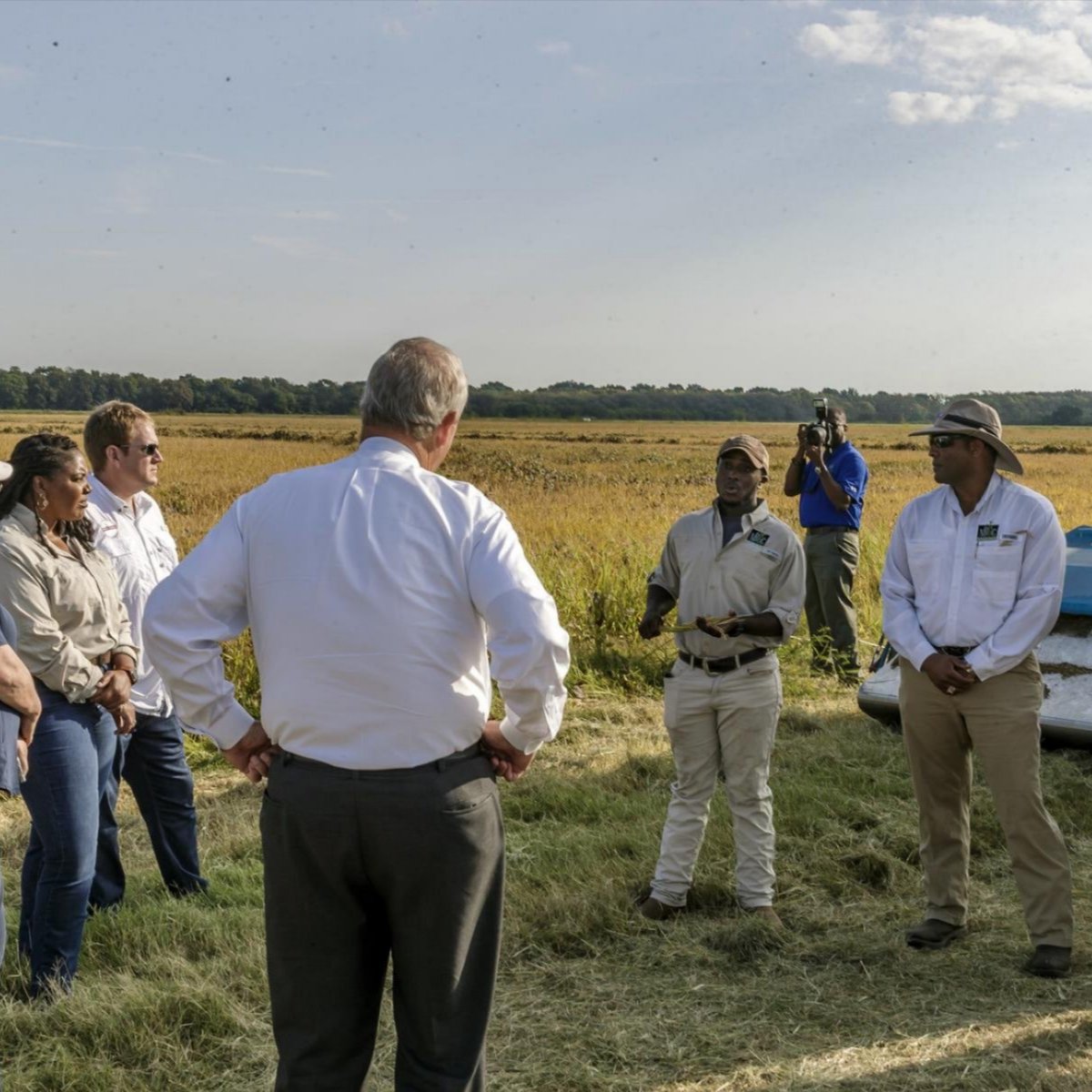 Secretary of Agriculture Tom Vilsack speaks with Arkansas producers and partners in Sept. 2022 to discuss the new USDA Partnerships for Climate-Smart Commodities Project program. (USDA/FPAC photo by Christopher Willis; public domain via Flickr)