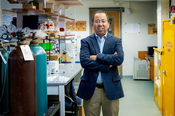 Photo of Dunwei Wang in a science lab