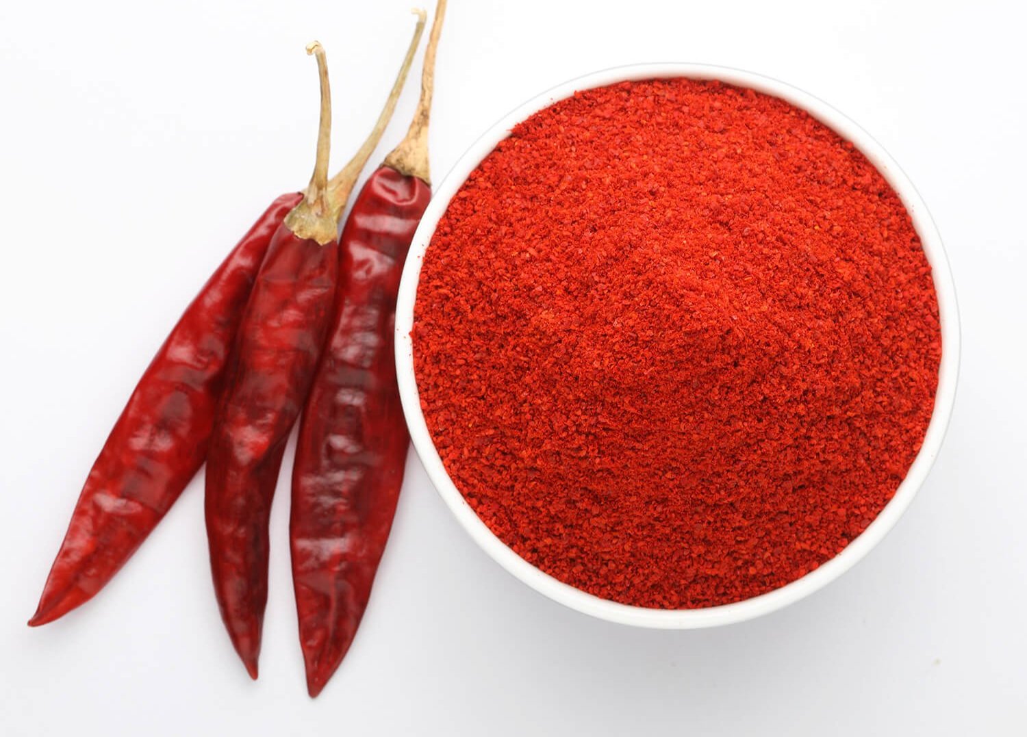 Cayenne’s heart-protective power comes from its active compounds—especially capsaicin, capsiate, and dihydrocapsaicin—which work synergistically to stimulate vasodilation, reduce platelet aggregation, and improve endothelial function. These compounds actively prevent clot formation by reducing the stickiness of blood platelets, while simultaneously promoting the release of nitric oxide, which relaxes and widens blood vessels. 