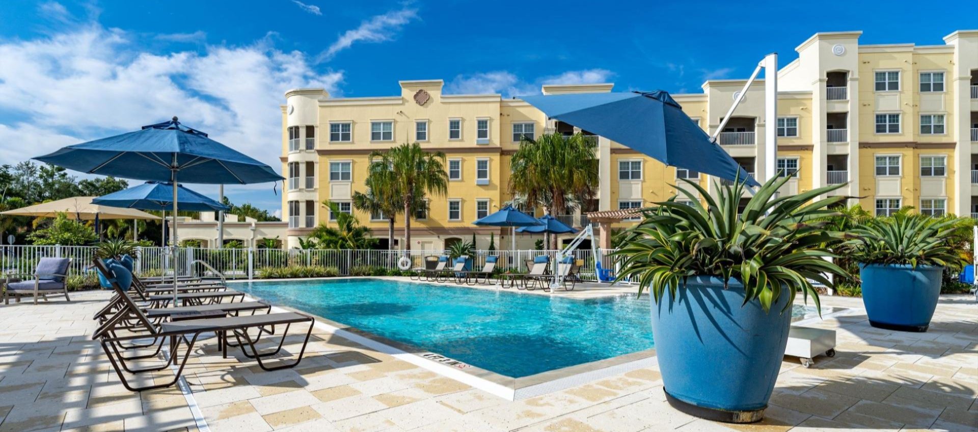 Alloro Pool and Spa