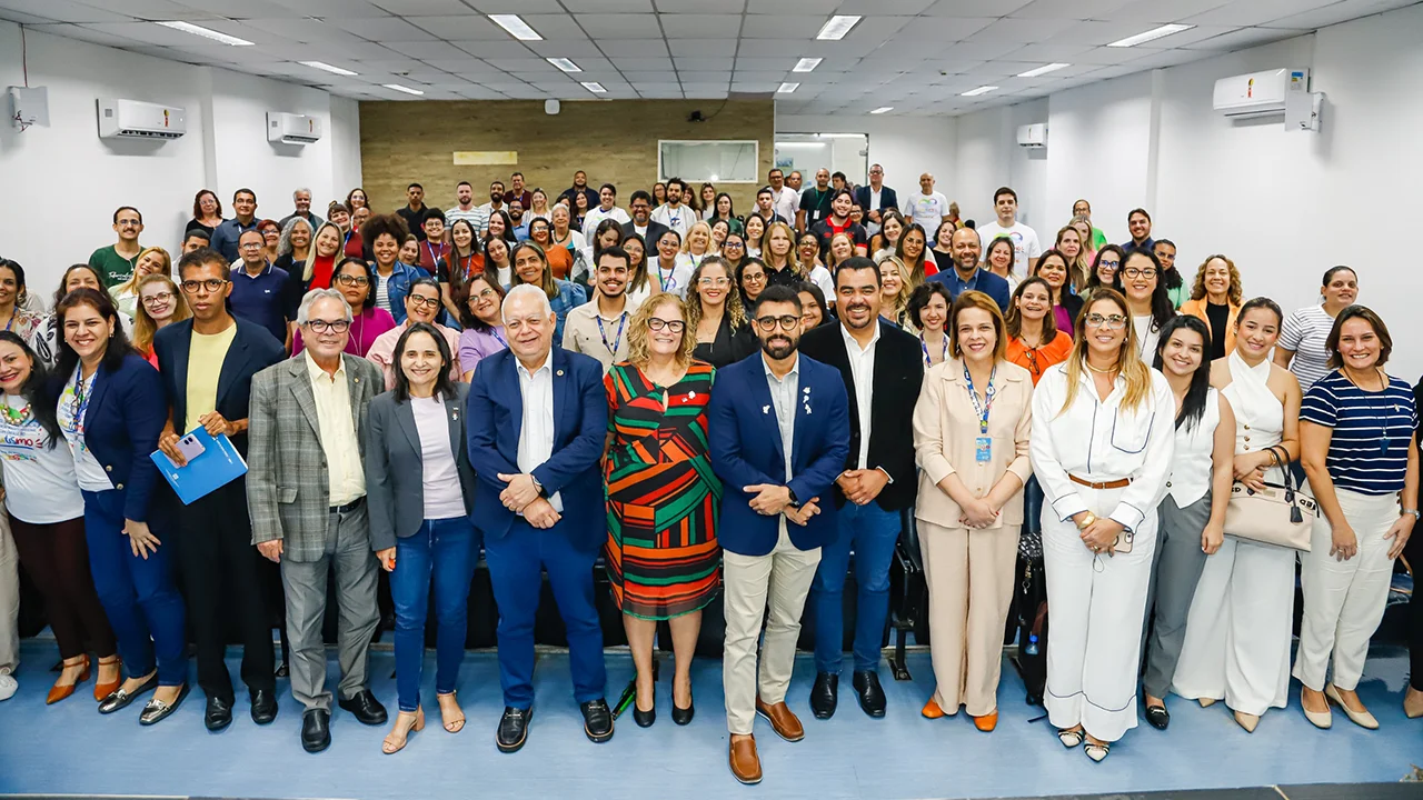 Gestores públicos, profissionais de saúde e estudantes do curso de especialização, durante a aula inaugural.