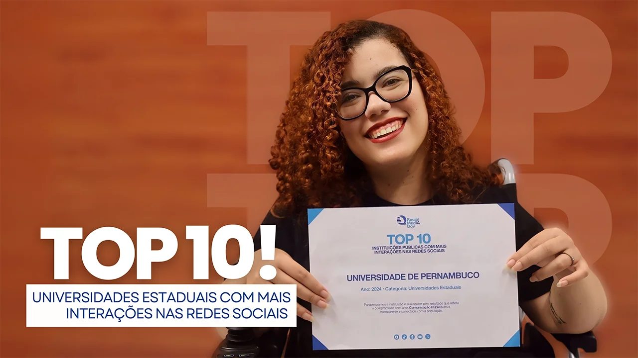 Mulher segurando um certificado. A imagem exibe a frase “TOP 10 - Universidades estaduais com mais interações nas redes sociais”
