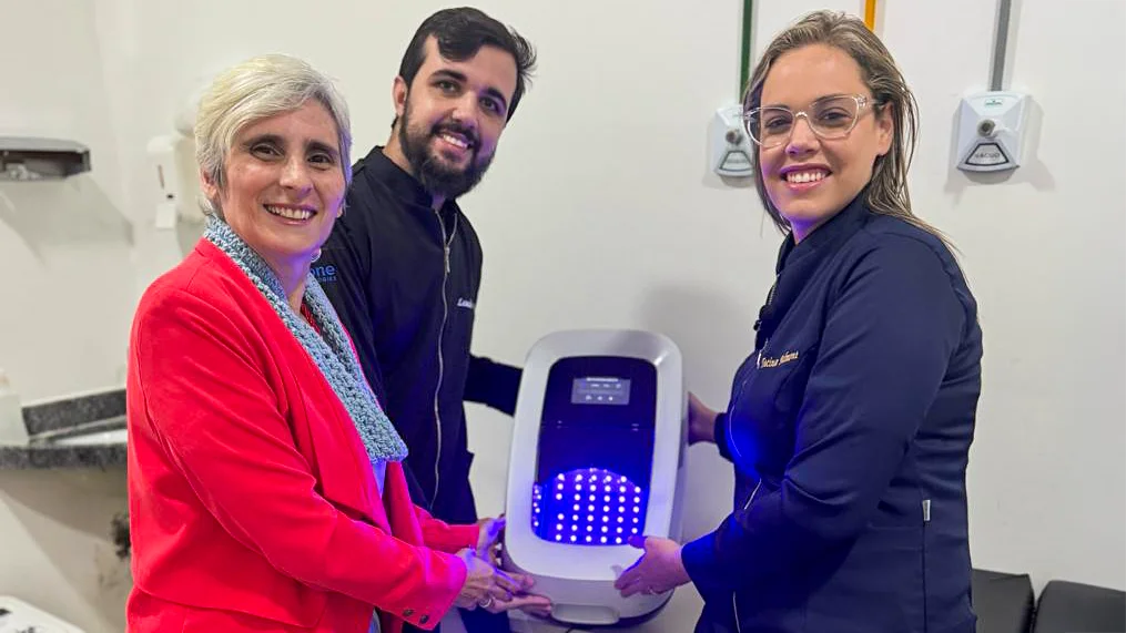 Pesquisadores da Universidade de Pernambuco (UPE) com o equipamento ISIS de Fotobiomodulação LED, para tratamento de feridas do pé diabético.