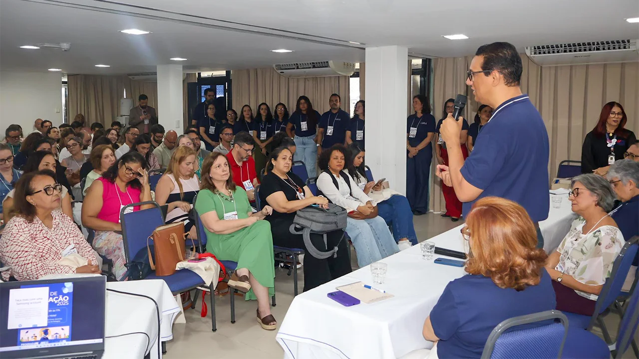 Gestores e docentes da Universidade de Pernambuco, durante o evento.