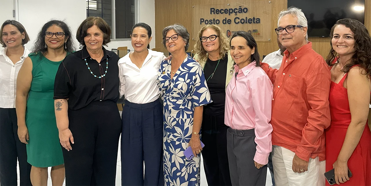 A reitora da UPE, Socorro Cavalcanti, e a governadora de Pernambuco, Raquel Lyra, ao lado de gestores públicos e servidores do Complexo Hospitalar da UPE durante o evento.