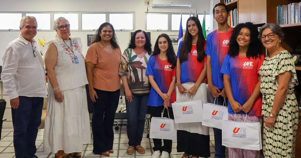 Gestores da Universidade de Pernambuco (UPE) e os estudantes melhor colocados no SSA 2025, durante encontro na reitoria.