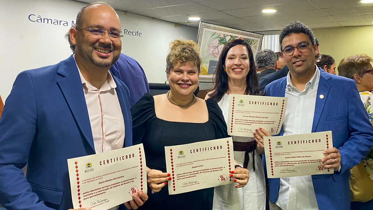 Docentes da UPE durante a solenidade, na Câmara Municipal do Recife