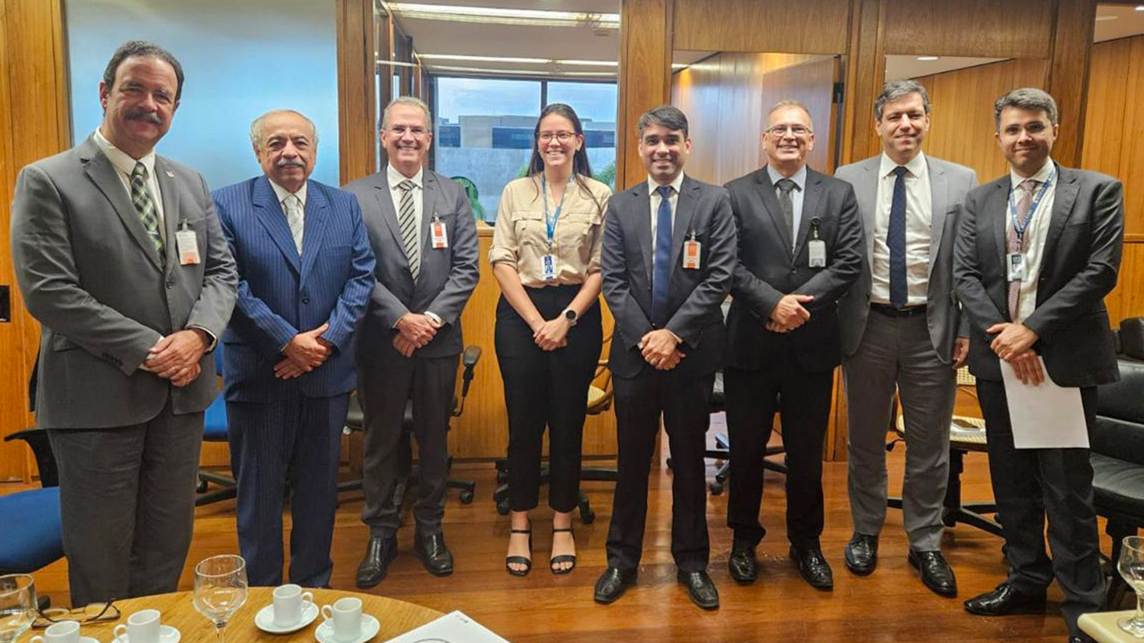 O professor Fernando Buarque ao lado de servidores públicos federais em Brasília, durante a palestra sobre inteligência artificial.