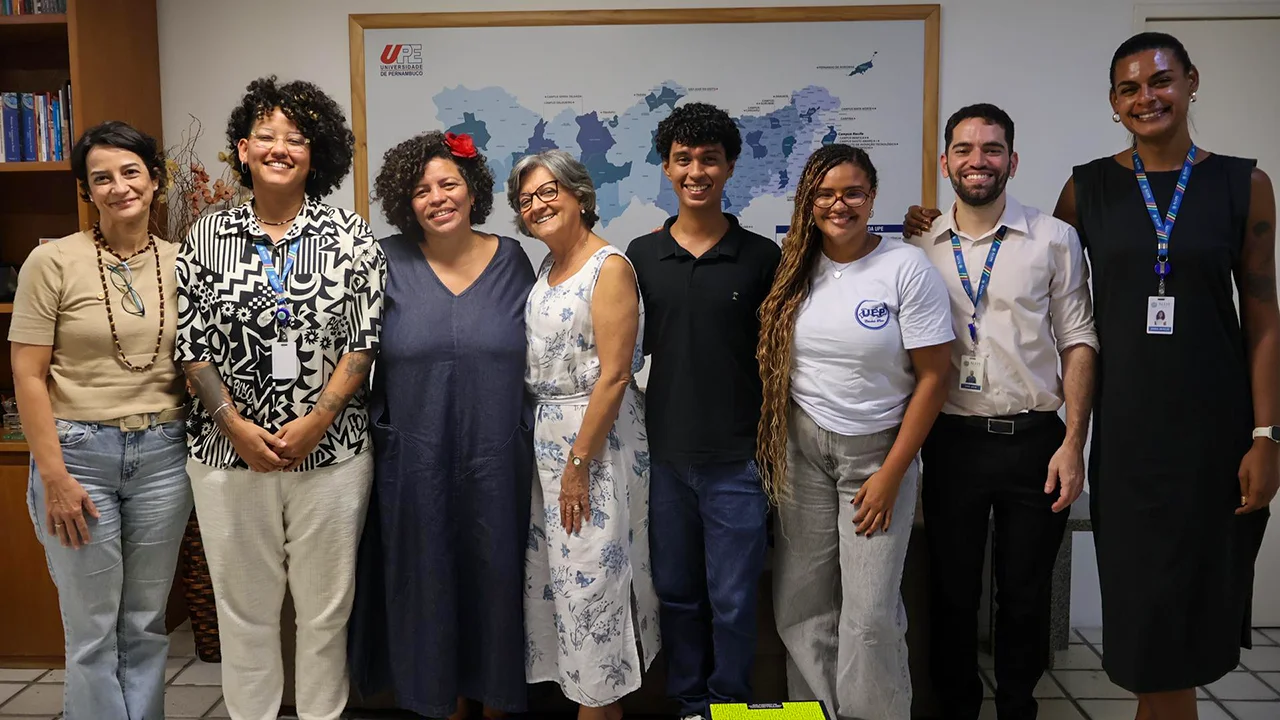 A reitora Socorro Cavalcanti, a deputada Dani Portela, representantes do movimento estudantil e outros gestores da universidade, durante o encontro.
