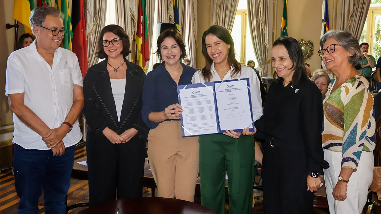 A reitora da UPE, Socorro Cavalcanti, e a governadora de Pernambuco, Raquel Lyra, ao lado de gestores públicos durante o evento.