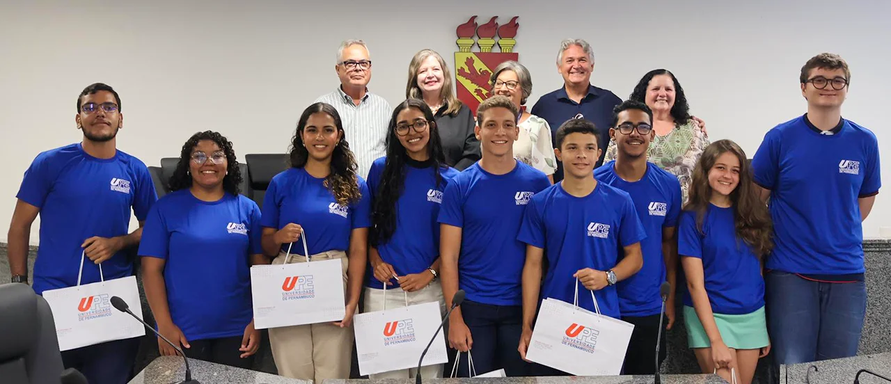Gestores da UPE e estudantes primeiros colocados no Sistema Seriado de Avaliação (SSA), durante a recepção na reitoria da instituição.