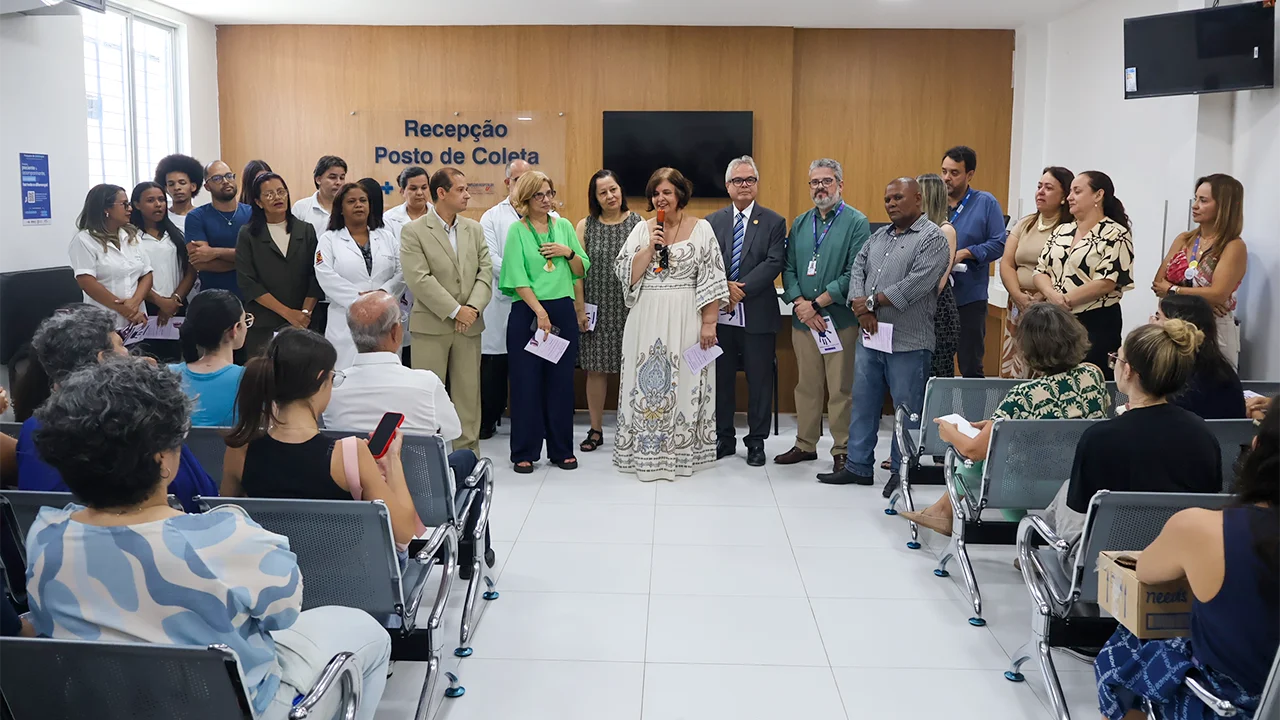 Gestores da UPE e profissionais de saúde, durante a inauguração do Posto de Coleta Ana Cristina Rodrigues do Hospital Universitário Oswaldo Cruz (HUOC/UPE)