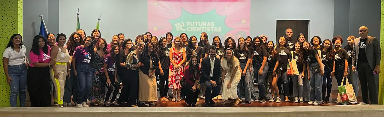Gestores públicos, docentes e estudantes durante a Imersão 2025 do Programa Futuras Cientistas