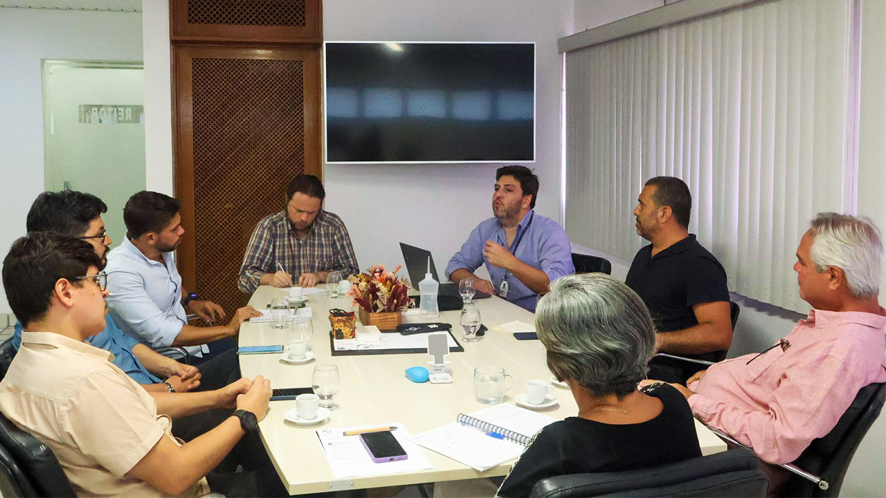 Gestores da Universidade de Pernambuco (UPE) e da Secretaria de Ciência, Tecnologia e Inovação do Recife (SECTI), durante o encontro