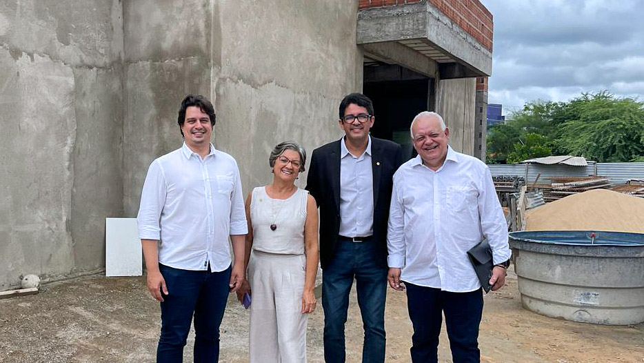 O deputado federal Lucas Ramos, a reitora da UPE Profª Socorro Cavalcanti, o diretor da UPE - Campus Petrolina Prof. Tarcísio Fulgêncio Alves da Silva, e o Diretor do Instituto de Apoio à Universidade de Pernambuco (IAUPE) Prof. Pedro Falcão, durante a visita às obras no Campus Petrolina da Universidade de Pernambuco.