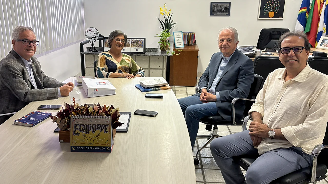 O vice-reitor José Roberto Cavalcanti, a reitora Socorro Cavalcanti, o ministro José Múcio e o diretor da POLI Alexandre Gusmão, durante o encontro na reitoria da Universidade de Pernambuco (UPE).