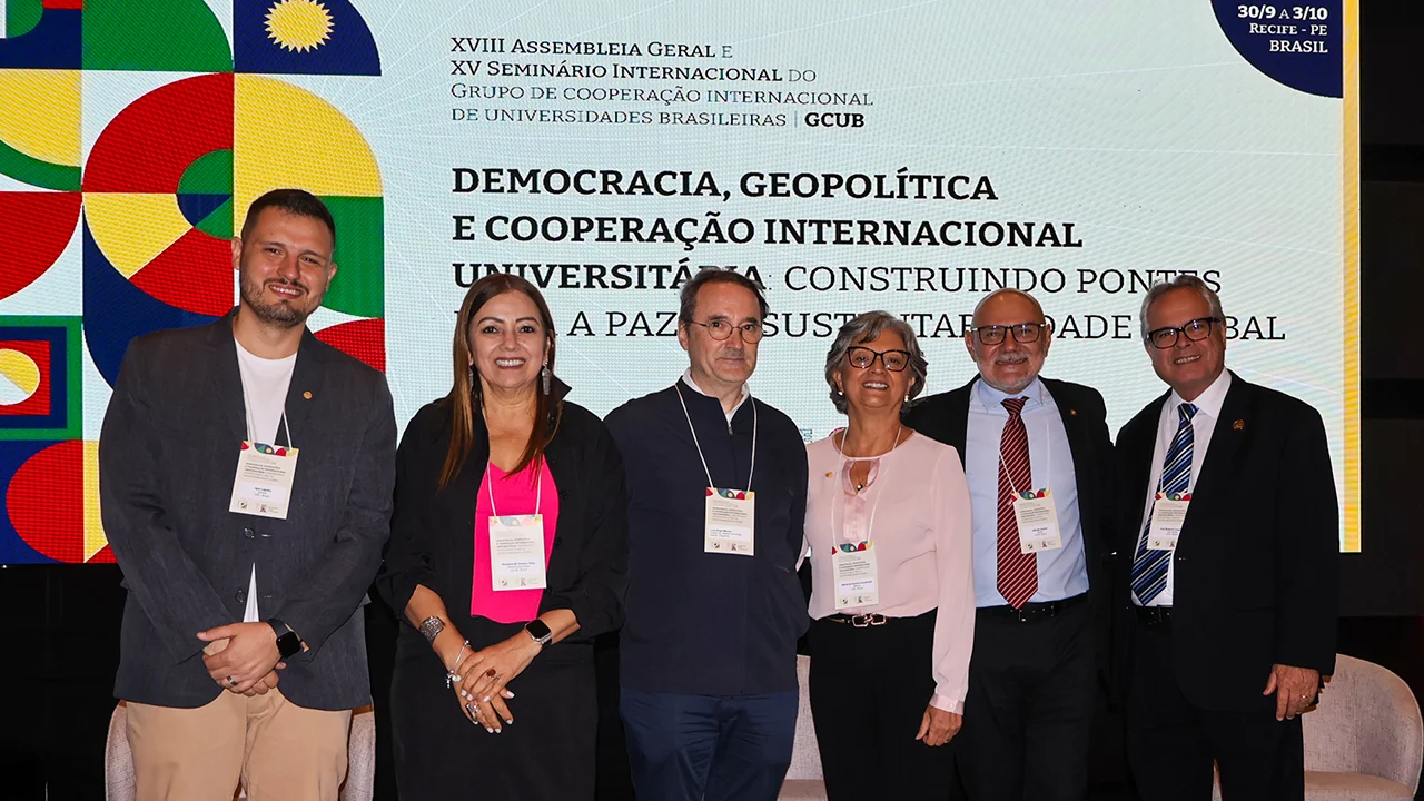 Gestores da Universidade de Pernambuco (UPE) e de outras universidades, durante o encontro.