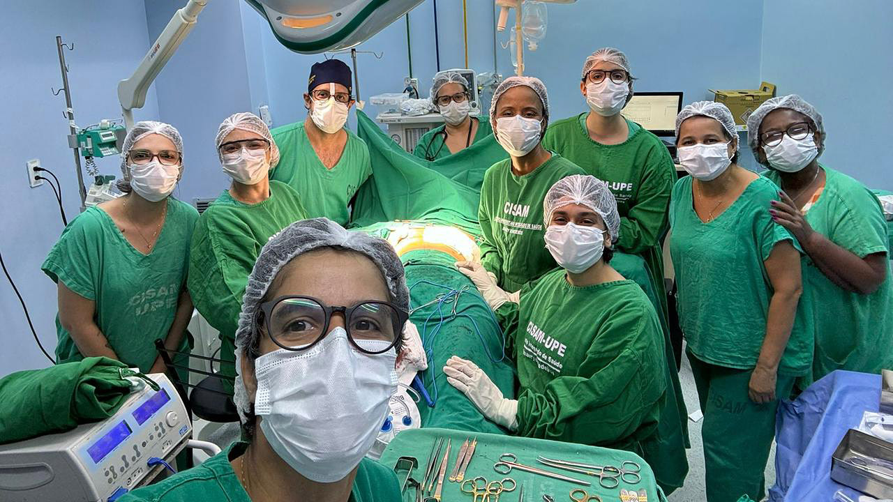 Profissionais de saúde do CISAM na sala de cirurgia do hospital