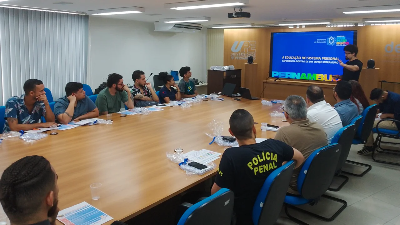Docentes e gestores da UPE e de instituições parceiras, durante a atividade de formação do PREVUPE.
