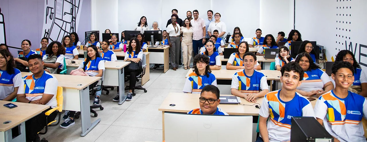 Docentes da Universidade de Pernambuco (UPE), gestores da Prefeitura de Camaragibe e estudantes, durante aula do projeto Voo Tecnológico.