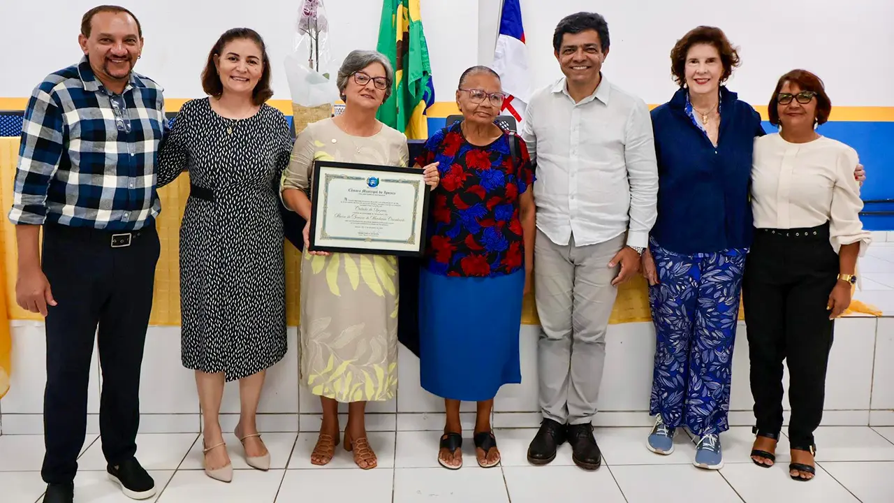 A reitora Profª Socorro Cavalcanti com representantes da Prefeitura, da Câmara de Vereadores, familiares e amigos durante a solenidade.