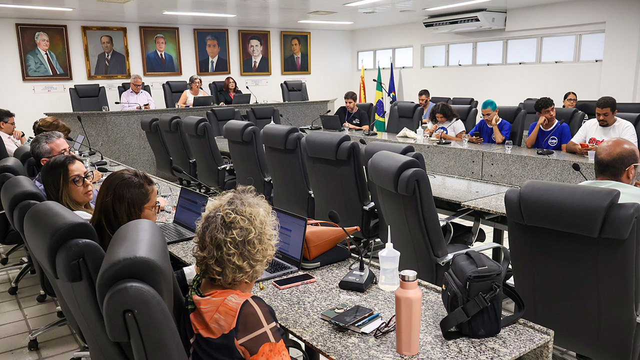 Gestores da Universidade de Pernambuco (UPE), representantes da comunidade acadêmica e da sociedade civil durante a reunião do Conselho Social da instituição.