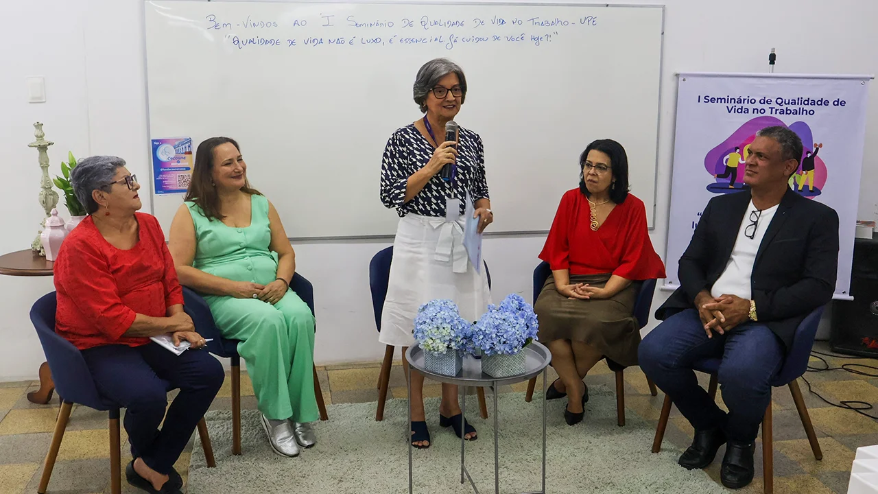A reitora da UPE, Socorro Cavalcanti, gestores da universidade e representantes dos sindicatos dos docentes e técnicos-administrativos, durante o evento.