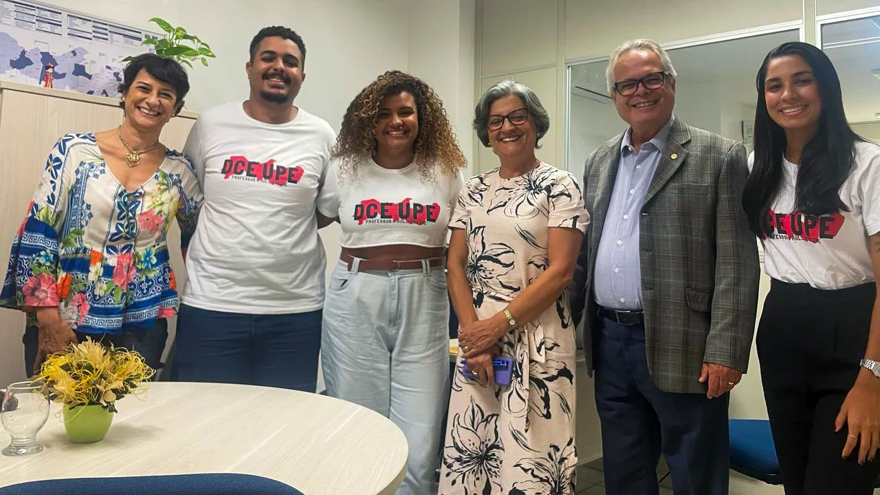 Gestores da Universidade de Pernambuco (UPE) e representantes do Diretório Central dos Estudantes (DCE UPE), durante o encontro.