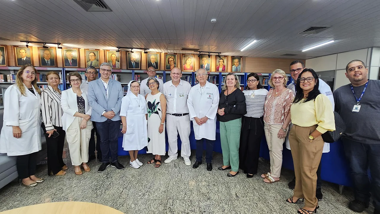 Gestores da Universidade de Pernambuco (UPE), do Ministério e da Secretaria Estadual de Saúde durante a visita de Mozart Sales, secretário de Atenção Especializada à Saúde do Ministério da Saúde.