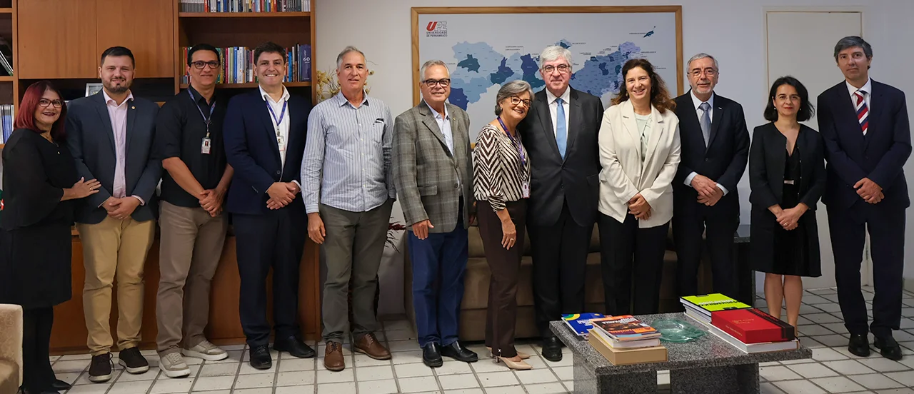 Gestores da Universidade do Porto (U.Porto) e da Universidade de Pernambuco (UPE), durante o encontro na reitoria da UPE.