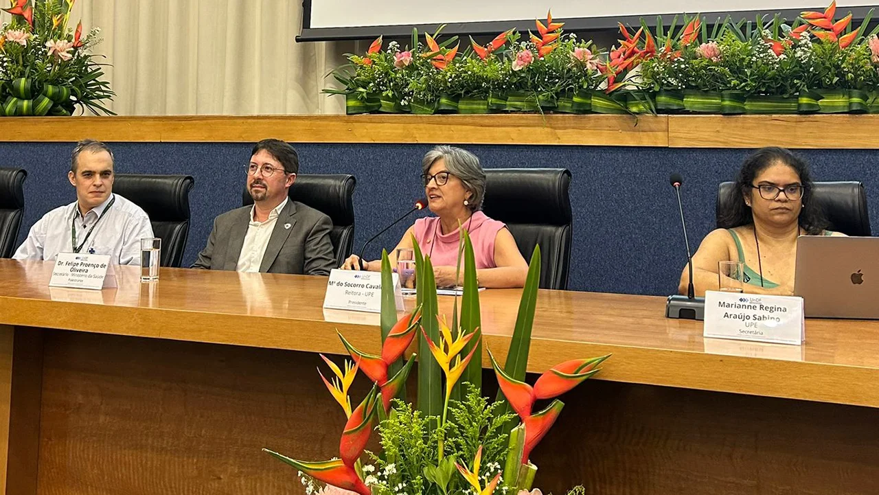 A reitora da UPE, Socorro Cavalcanti, e outros representantes de universidades durante o debate no Fórum da ABRUEM