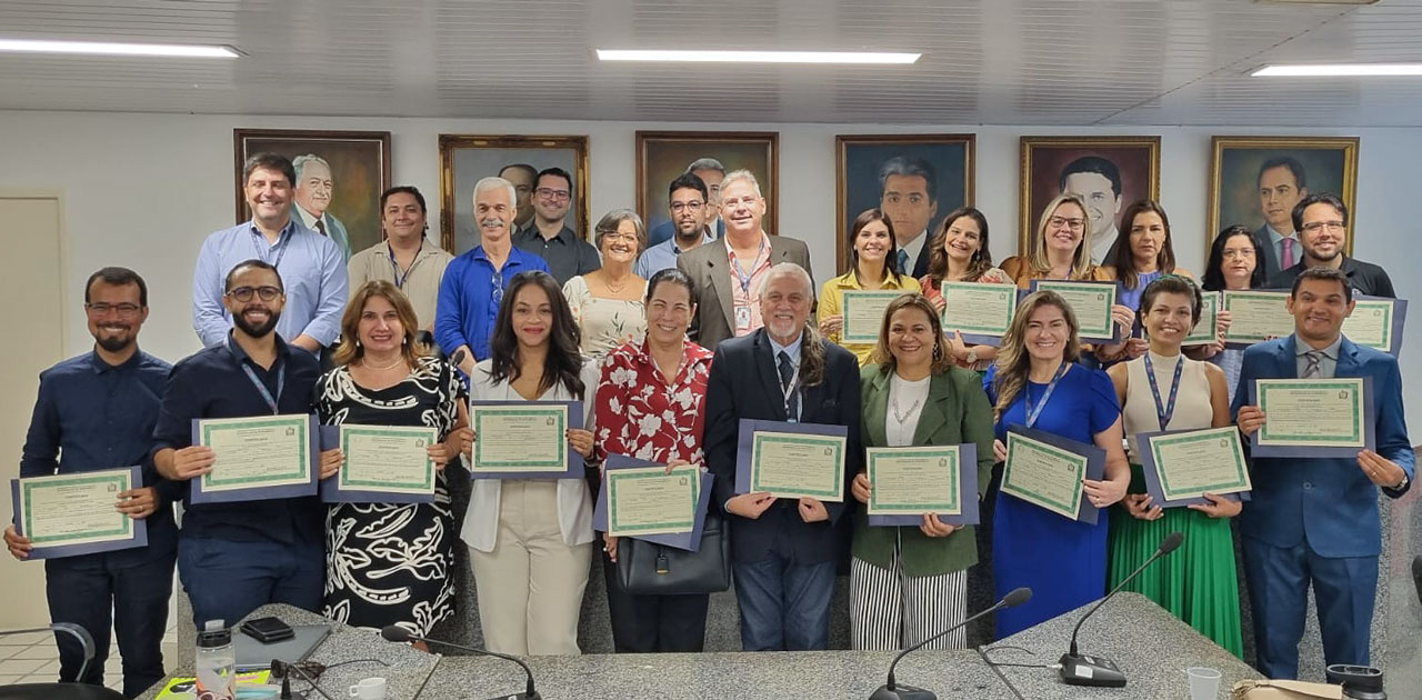 Docentes e gestores da Universidade de Pernambuco, durante a reunião do Conselho Universitário.