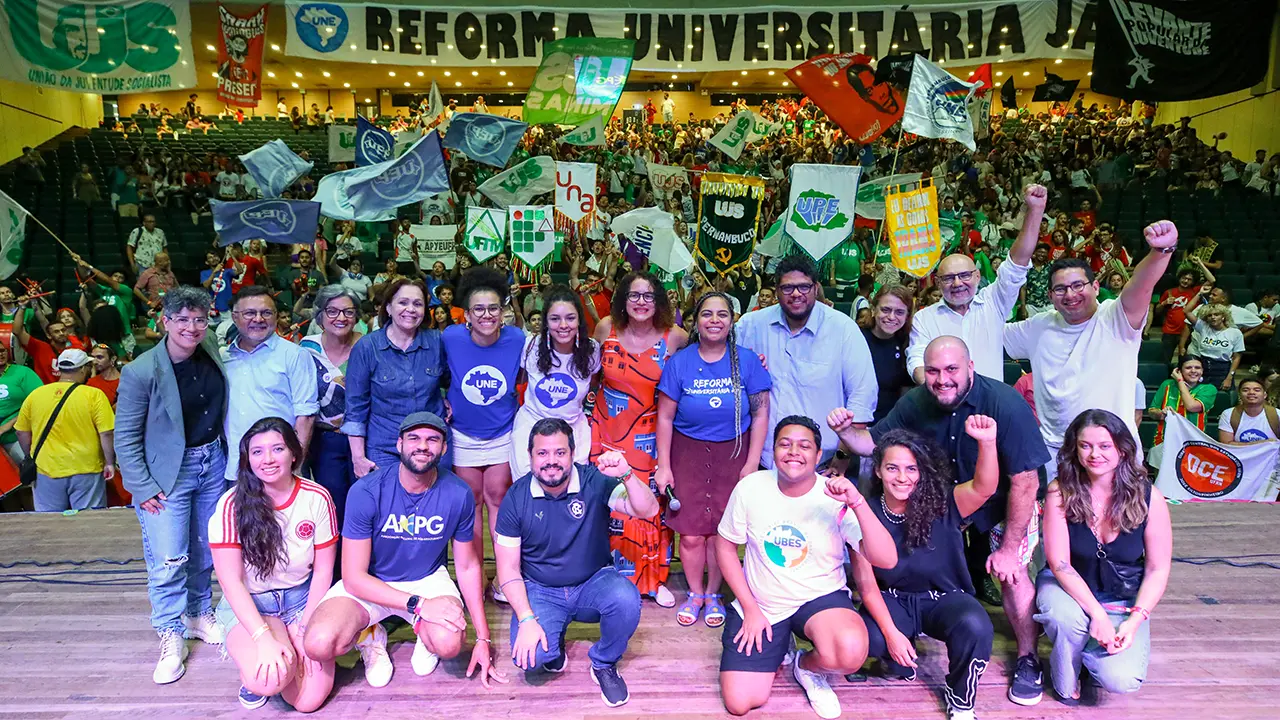 Representantes do movimento estudantil, gestores públicos e estudantes durante o evento da Bienal da UNE, no Centro de Convenções de Pernambuco. 