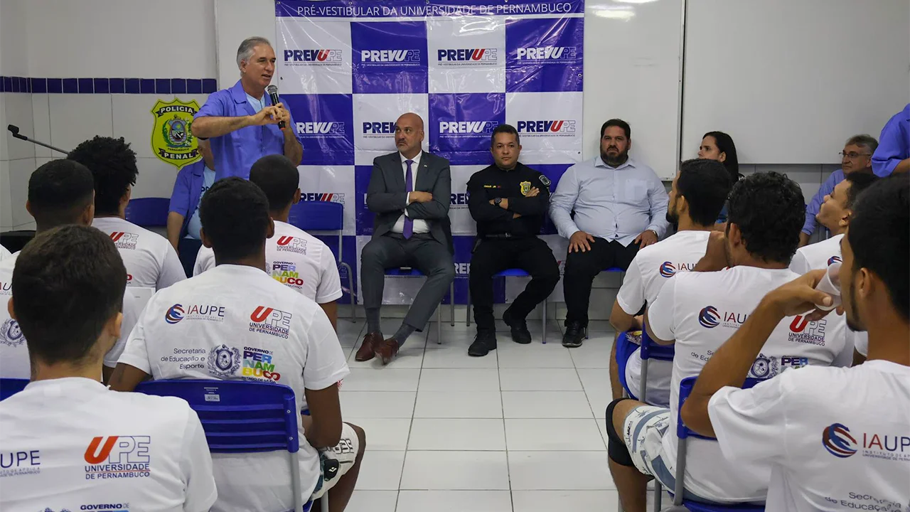Gestores da Universidade de Pernambuco (UPE), do Governo de Pernambuco, servidores e estudantes durante o evento.