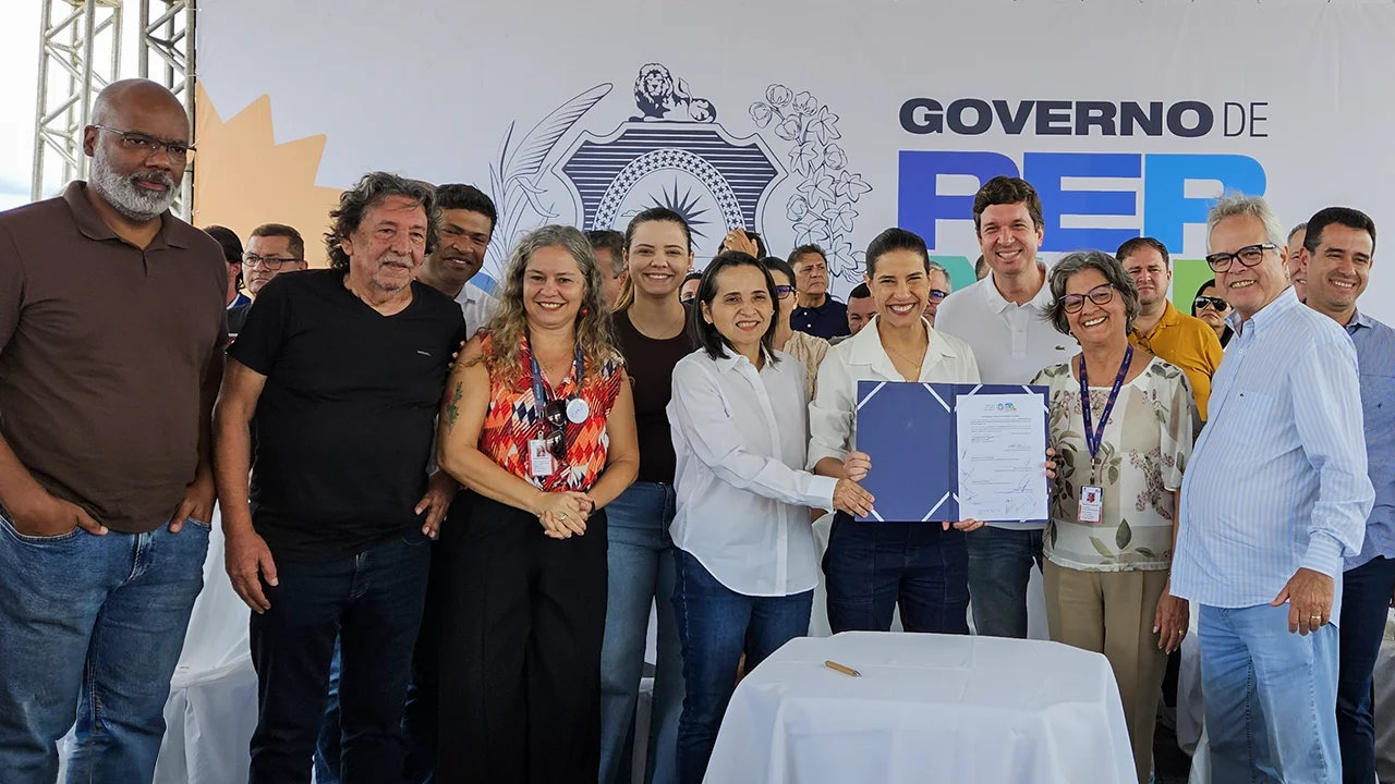 A governadora Raquel Lyra, a reitora Socorro Cavalcanti, gestores da UPE e do Governo do Estado durante o evento.