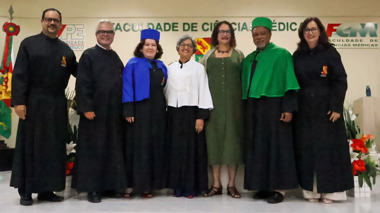 Gestores da UPE, autoridades e homenageados durante a solenidade de entrega dos títulos de Doutor Honoris Causa