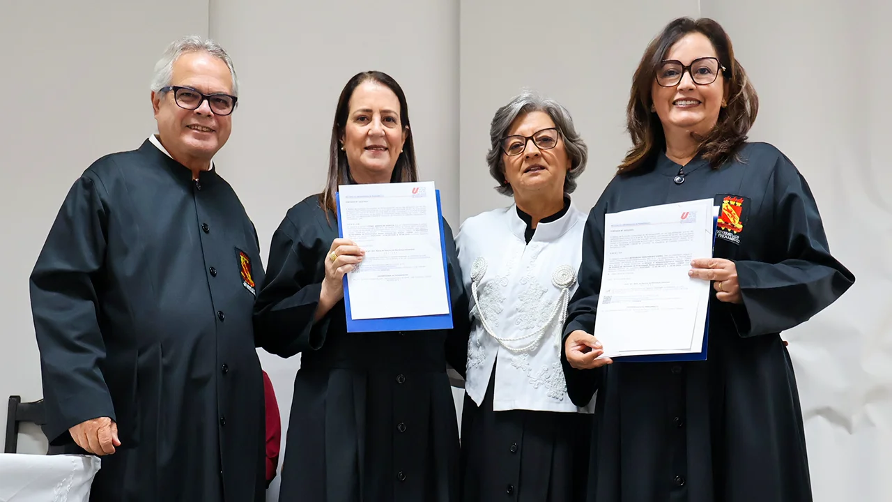 O vice-reitor José Roberto Cavalcanti, a Profª Izabel Arruda, a reitora da UPE Socorro Cavalcanti e a Profª Betânia da Mata, durante a solenidade de posse.