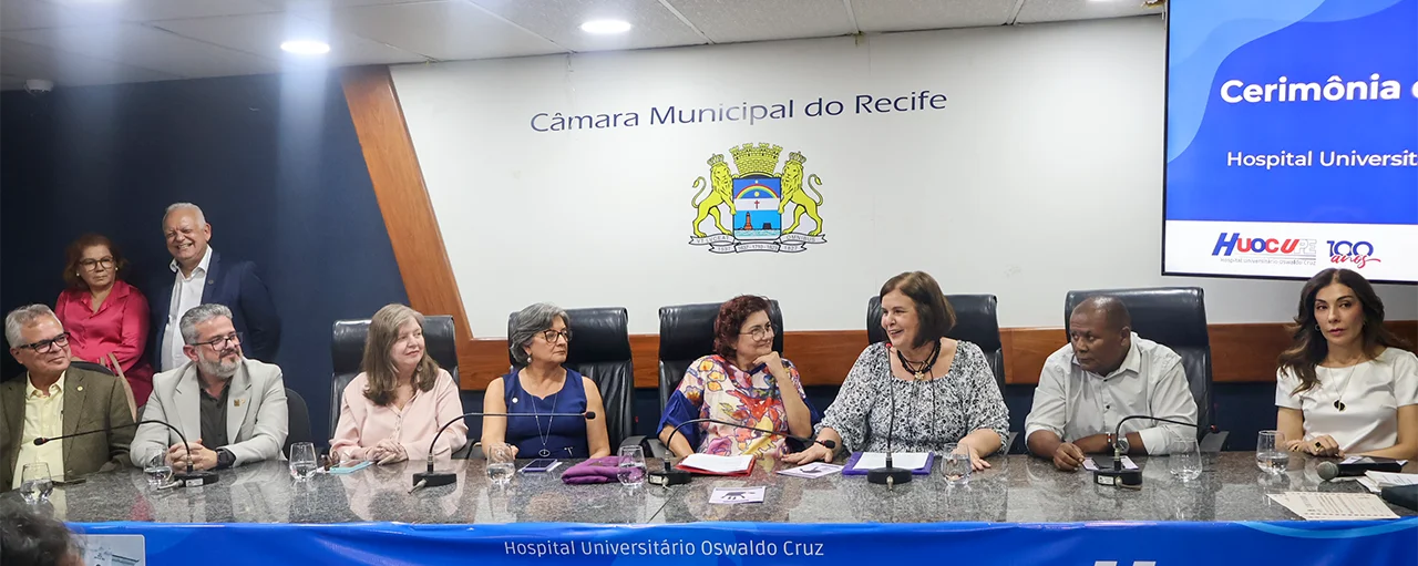 Gestores da UPE, a vereadora Cida Pedrosa e profissionais de saúde durante a homenagem aos 141 anos do Hospital Universitário Oswaldo Cruz (HUOC/UPE)