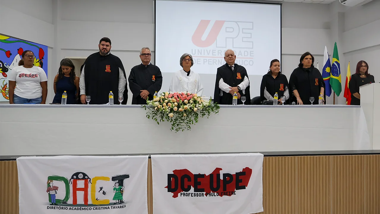 Gestores da Universidade de Pernambuco (UPE) e representantes da comunidade acadêmica, durante a solenidade de posse da nova gestão do Campus Garanhuns.