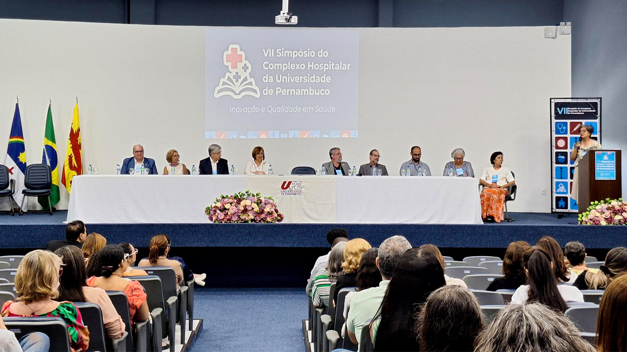  Participantes do Simpósio do Complexo Hospitalar da Universidade de Pernambuco (UPE), durante a abertura do evento no auditório do PROCAPE.