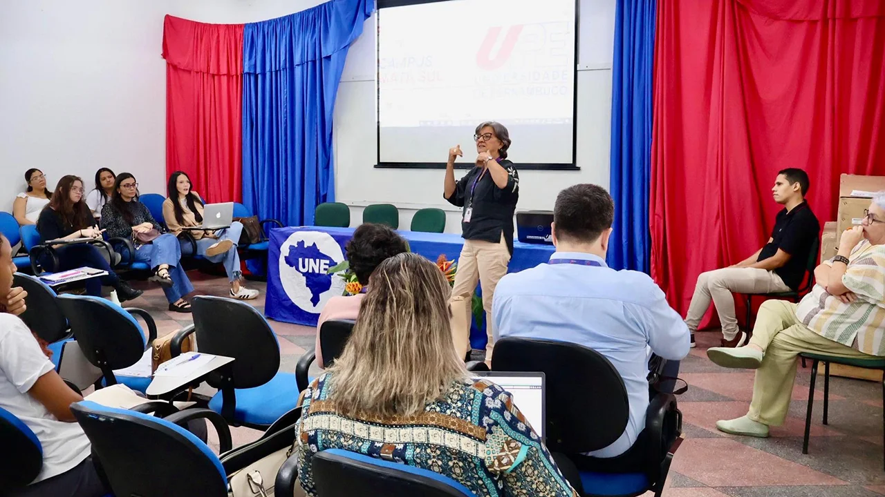 A reitora da Universidade de Pernambuco, Socorro Cavalcanti, durante reunião com a comunidade acadêmica do Campus Mata Sul da UPE