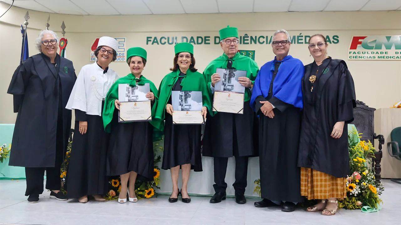 Gestores da UPE e os três docentes homenageados com o título de Professor Emérito, durante a solenidade.