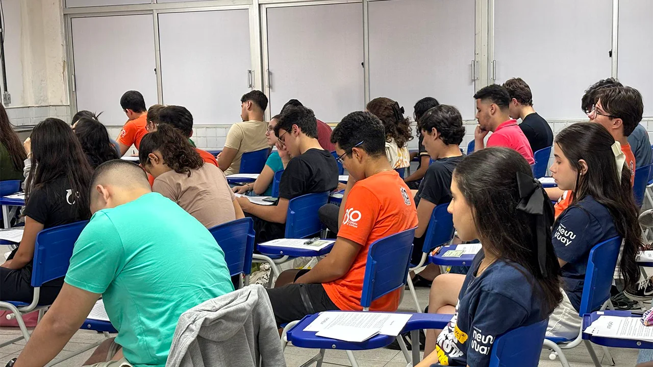 Estudantes em sala de aula durante a realização de uma prova de edição anterior do SSA da UPE